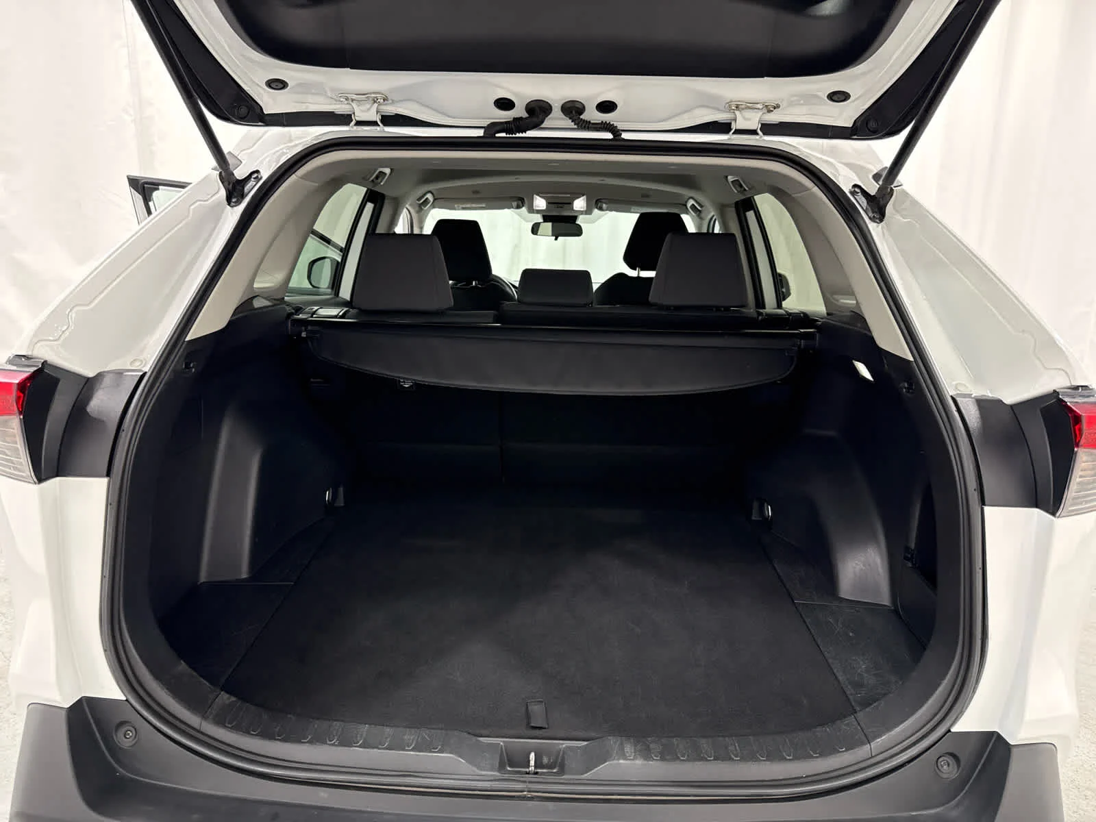 Used 2023 Whi/white Toyota XLE image 14