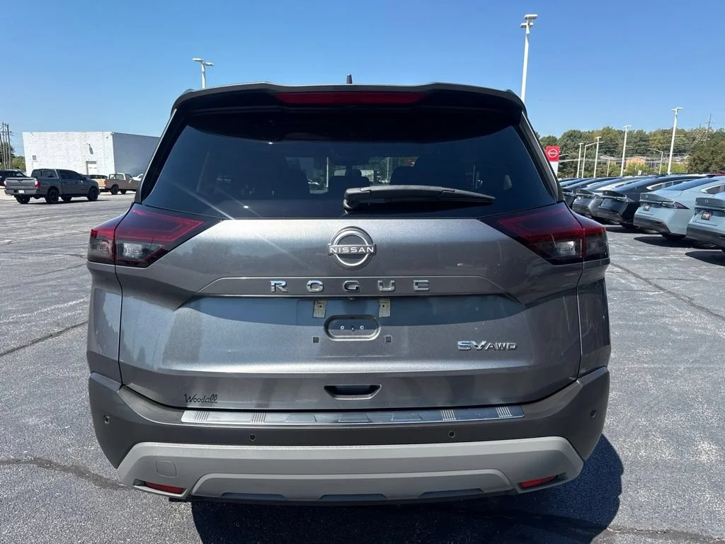 Used 2022 Gray Nissan SV image 7