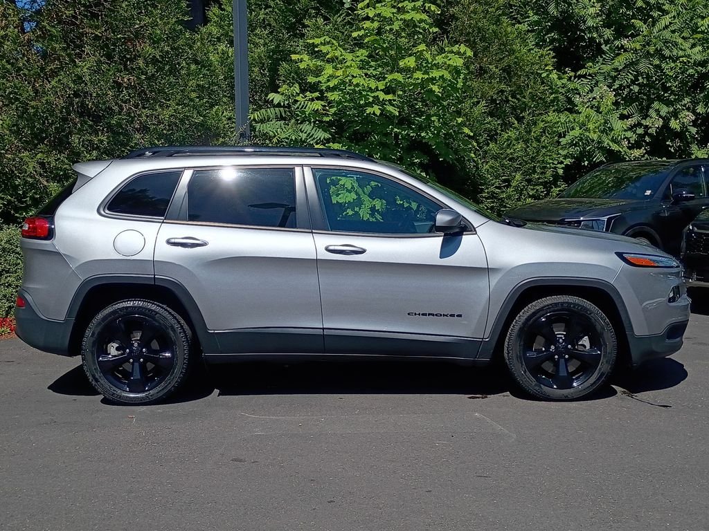 Used 2018 Billet Silver Metallic Clearcoat Jeep Latitude image 3