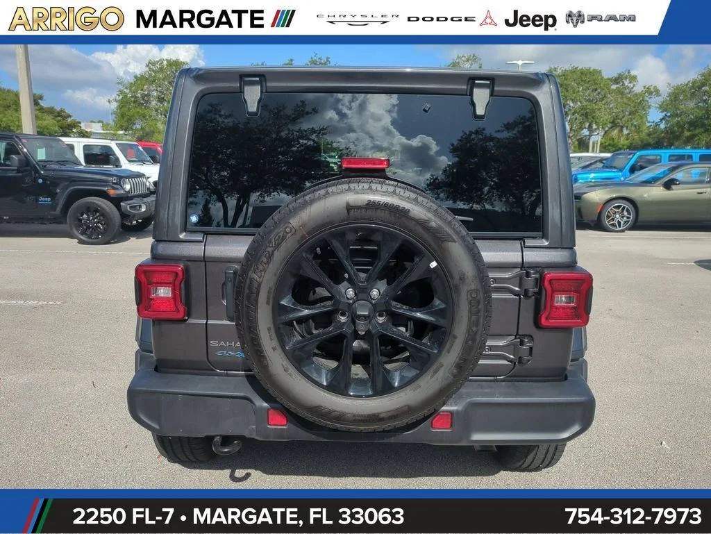 Used 2025 Granite Crystal Metallic Clearcoat Jeep Sahara image 7