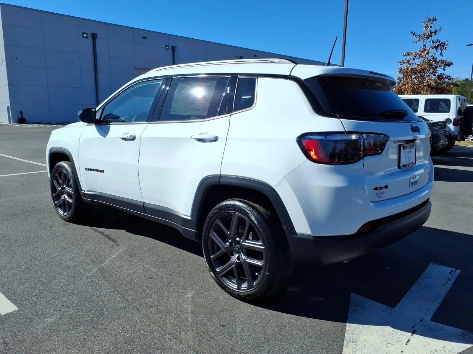New 2026 Bright White Clear-Coat Exterior Paint Jeep Latitude Altitude image 28