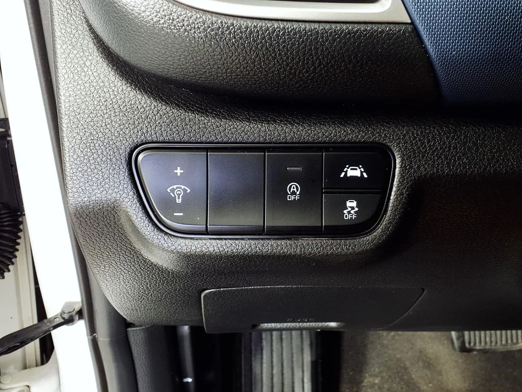 Used 2023 White Kia S image 18