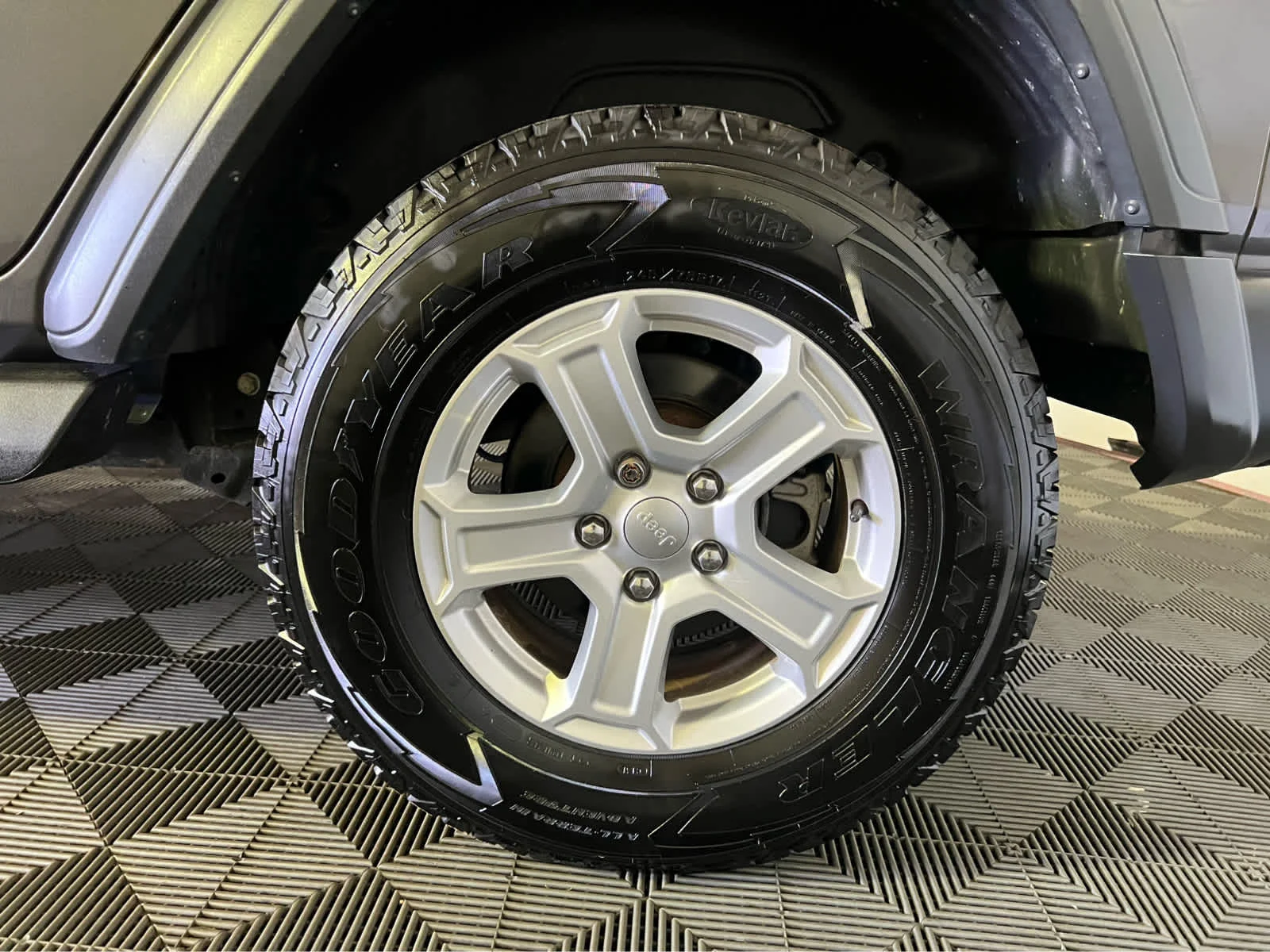 Used 2019 Granite Crystal Metallic Clearcoat Jeep Sport S image 9