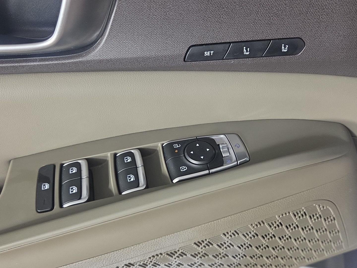 Used 2025 Snow White Pearl Kia EX image 24