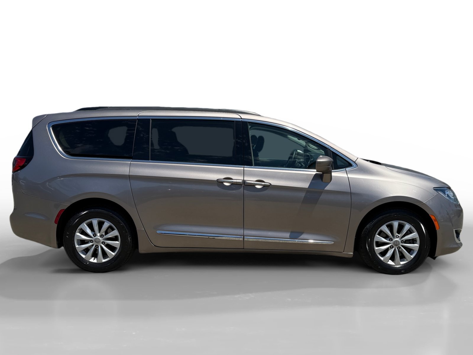 Used 2017 Molten Silver Chrysler Touring L image 6