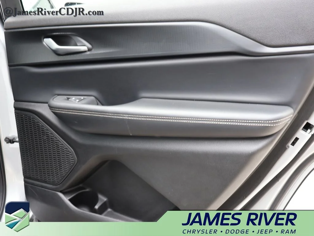 Used 2024 Silver Jeep Altitude image 11