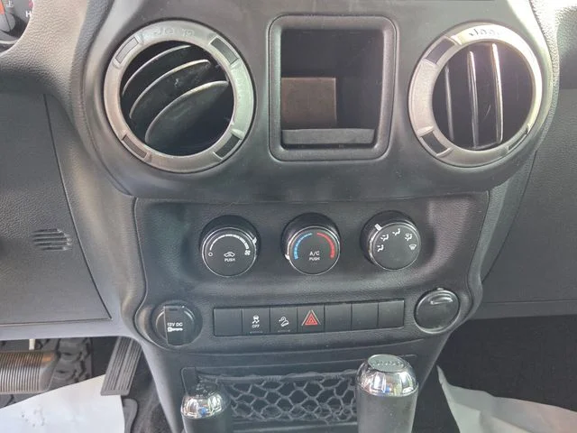 Used 2017  Jeep Sport image 21