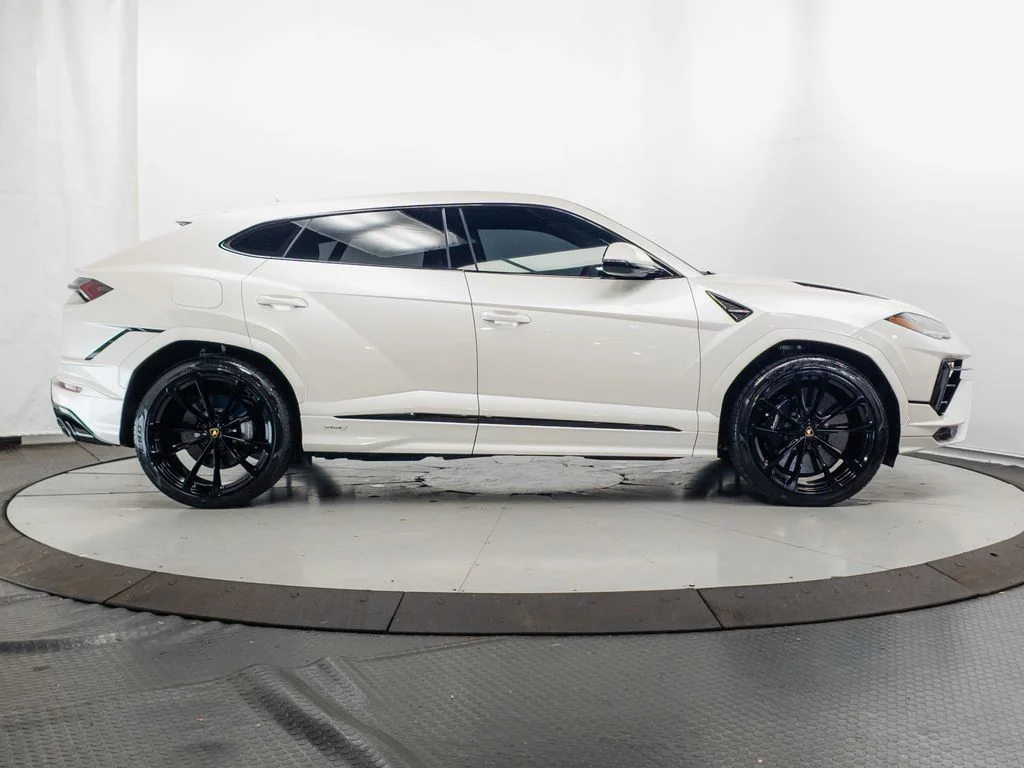 Used 2023 Balloon White Metallic Lamborghini S image 28