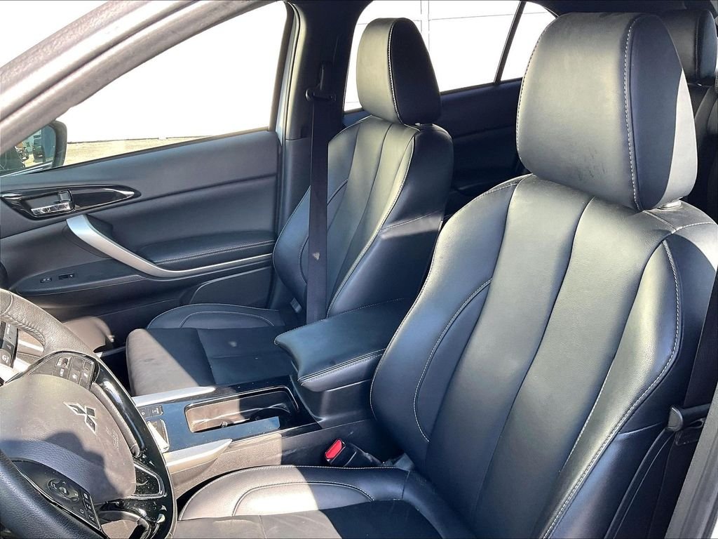 Used 2025 White Mitsubishi SE image 10