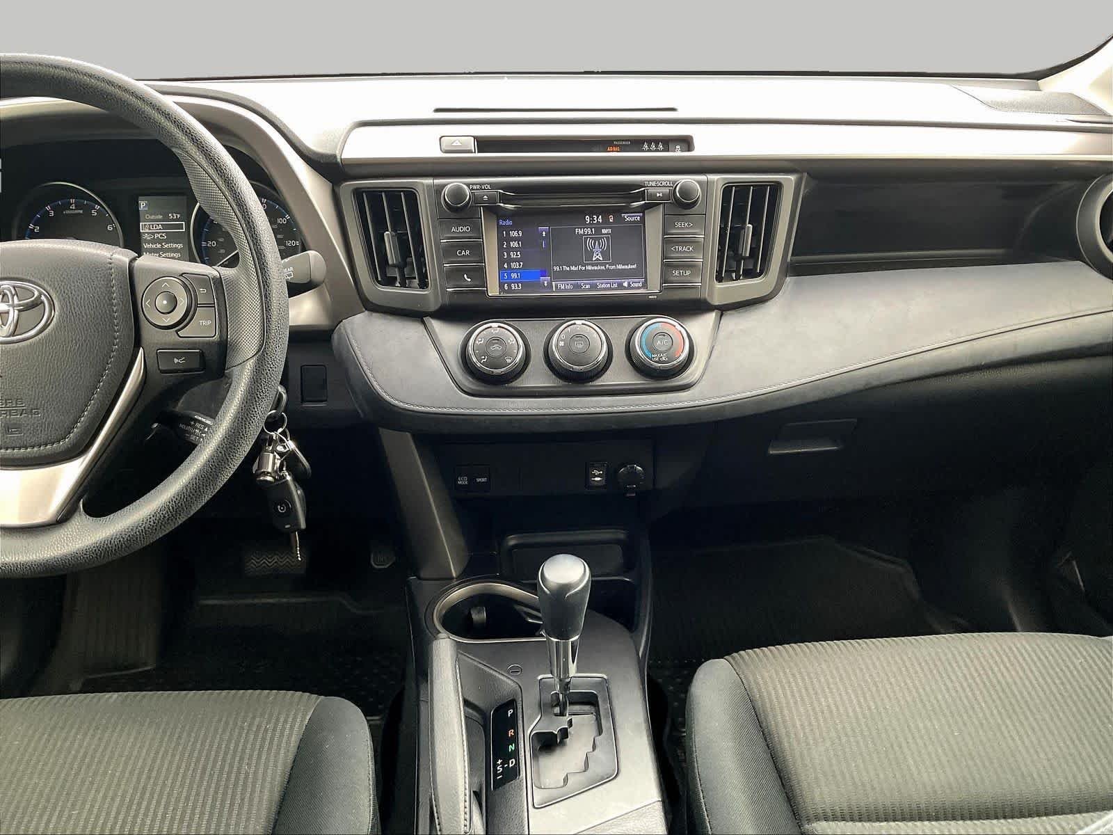 2017 Toyota RAV4 LE - Photo 11