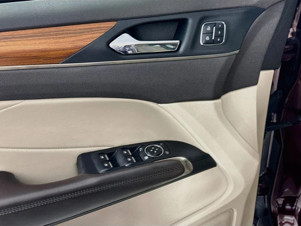 Used 2017 Burgundy Lincoln Select image 19