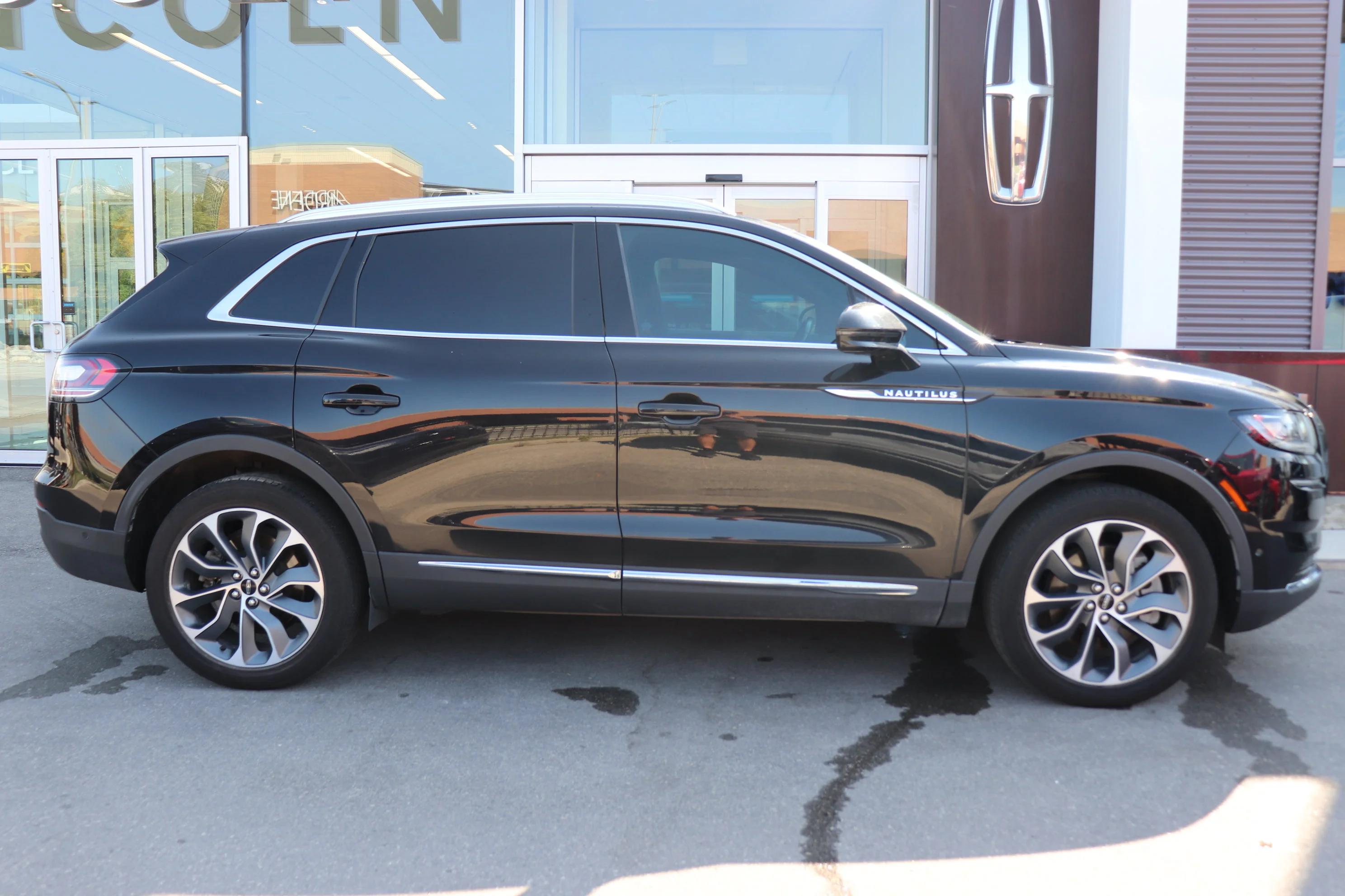 Used 2023 Black Lincoln Reserve image 3