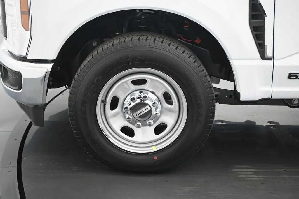 New 2026 Oxford White Ford XL image 17