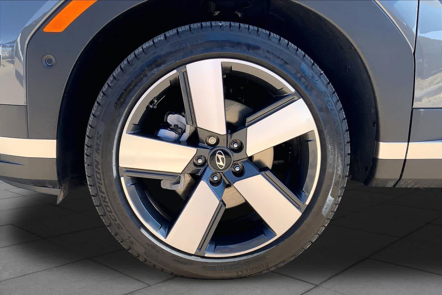 Used 2025 Hampton Gray Hyundai Limited image 11