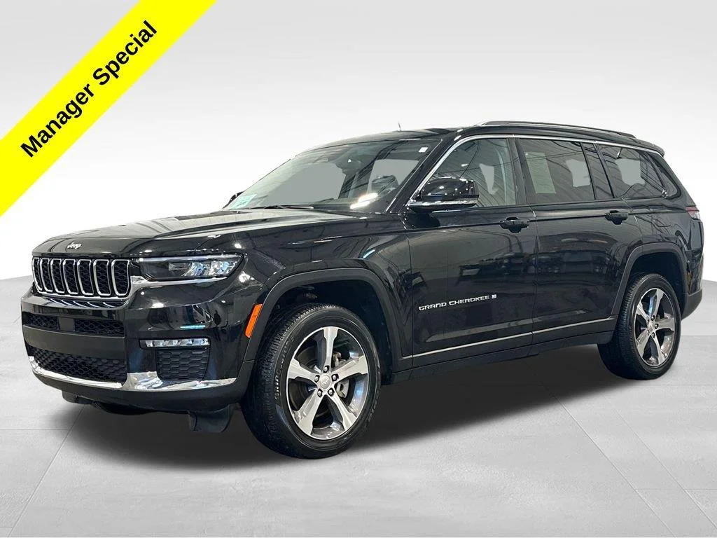 Used 2023 Diamond Black Crystal Pearlcoat Jeep Limited image 3