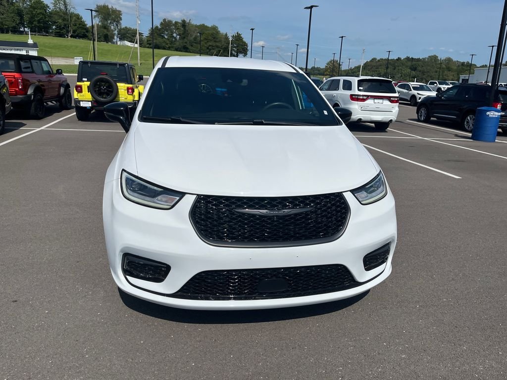 Used 2024 White Chrysler Select image 8