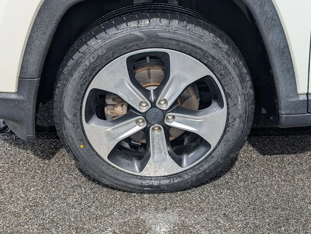 Used 2018 White Jeep Latitude image 9