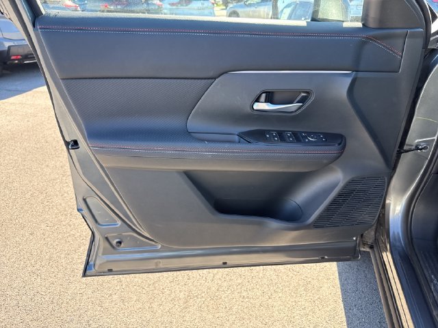 Used 2025 Gray Nissan SR image 13