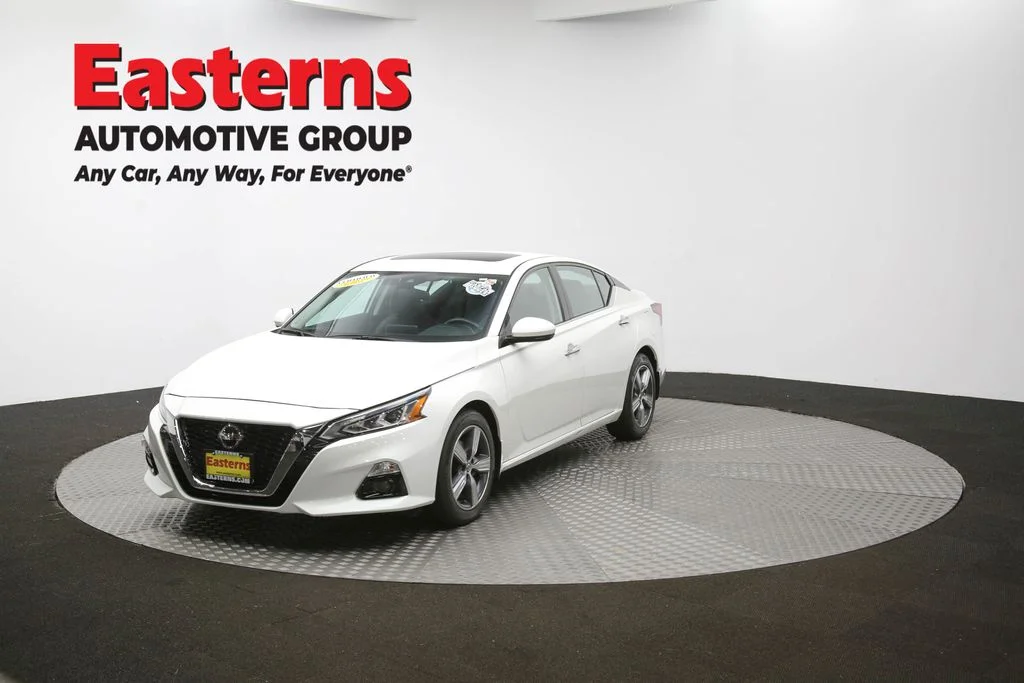 Used 2022 White Nissan 2.5 SL image 53