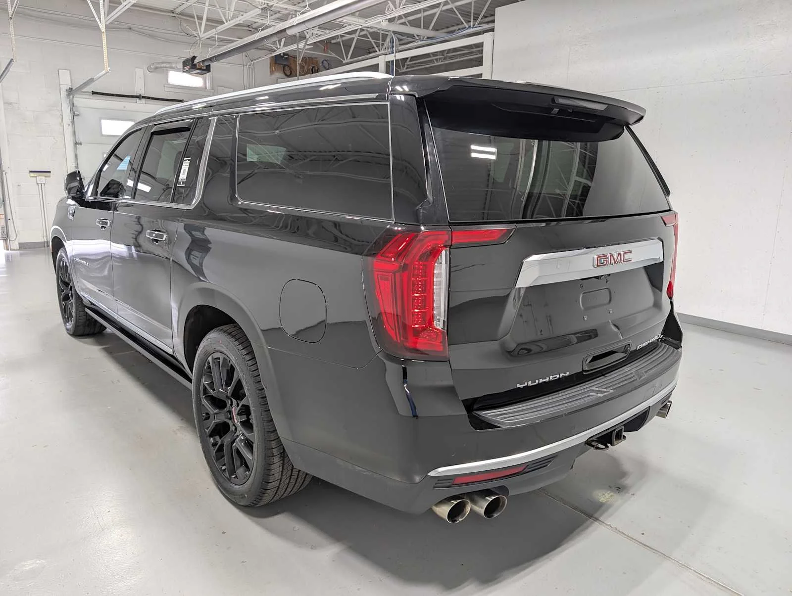 Used 2023 ONYX BLACK GMC Denali image 10
