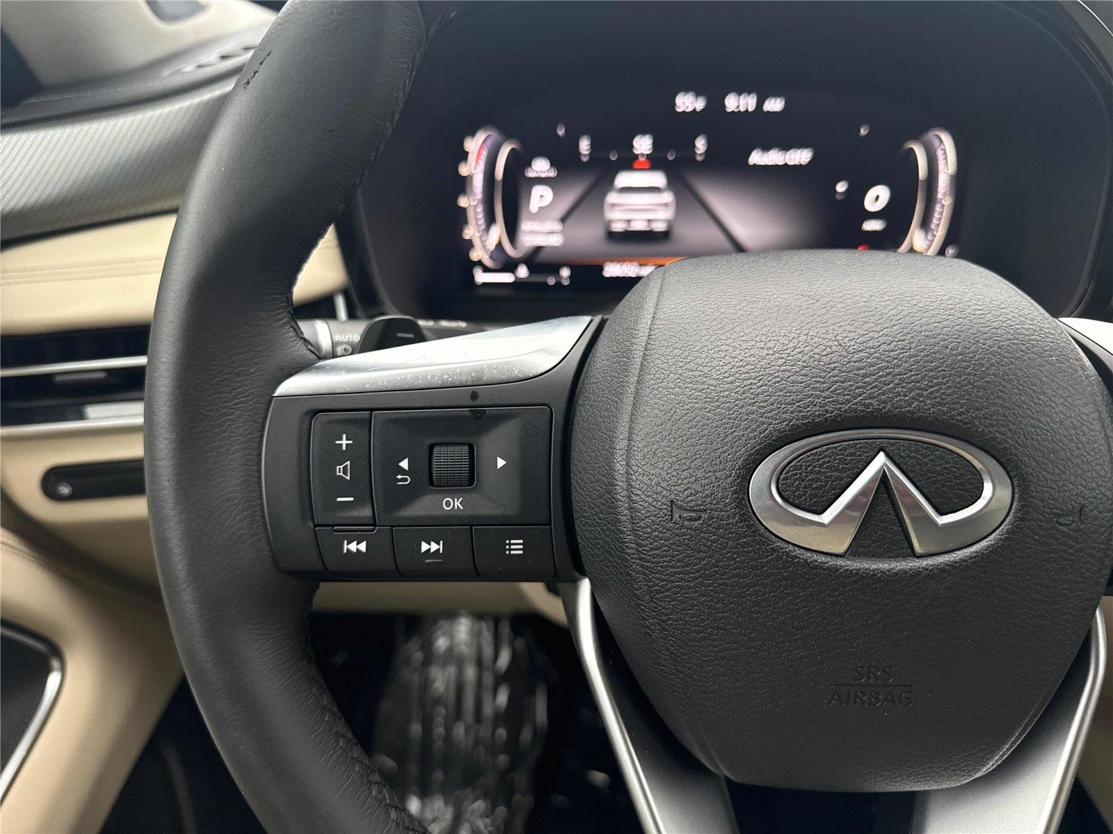 Used 2023 Majestic White INFINITI LUXE image 18