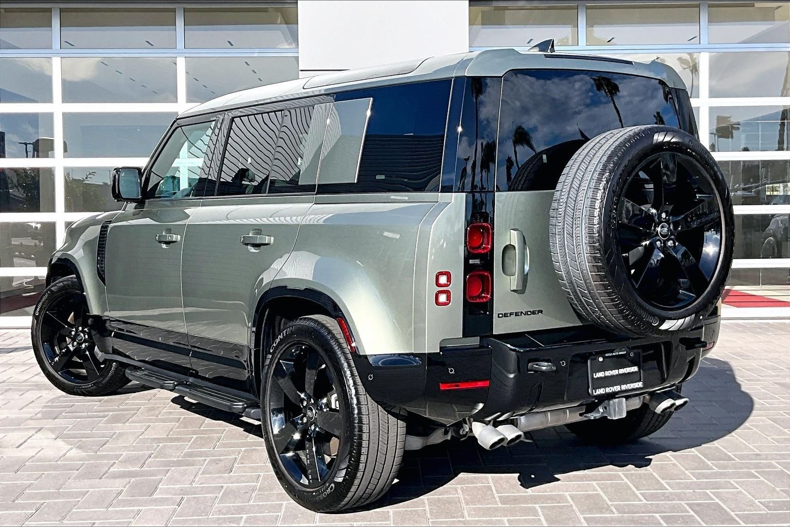 Used 2025 Green Land Rover X-Dynamic SE image 12