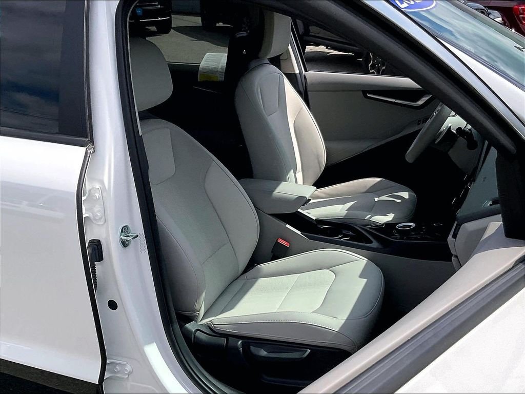 Used 2023 White Kia Wind image 11