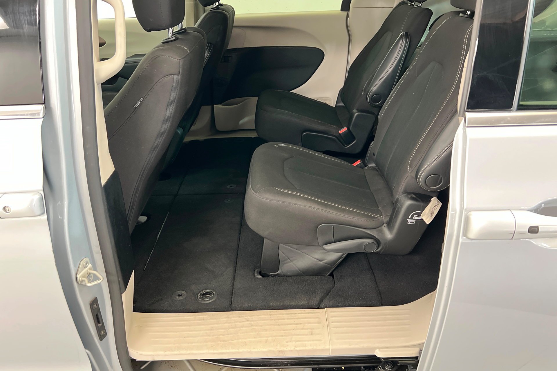 Used 2023 Silver Mist Clearcoat Chrysler LX image 21