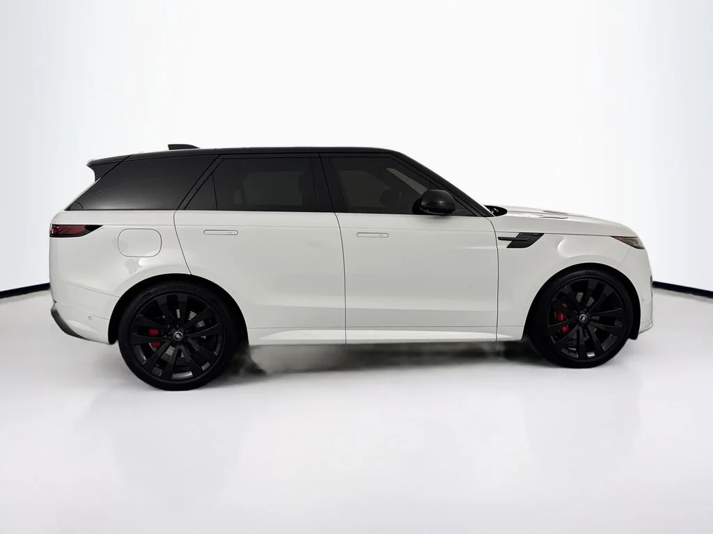 Used 2025 White Land Rover Dynamic SE image 4