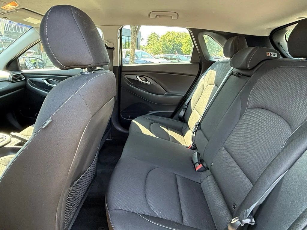 Used 2018 White Hyundai Base image 20
