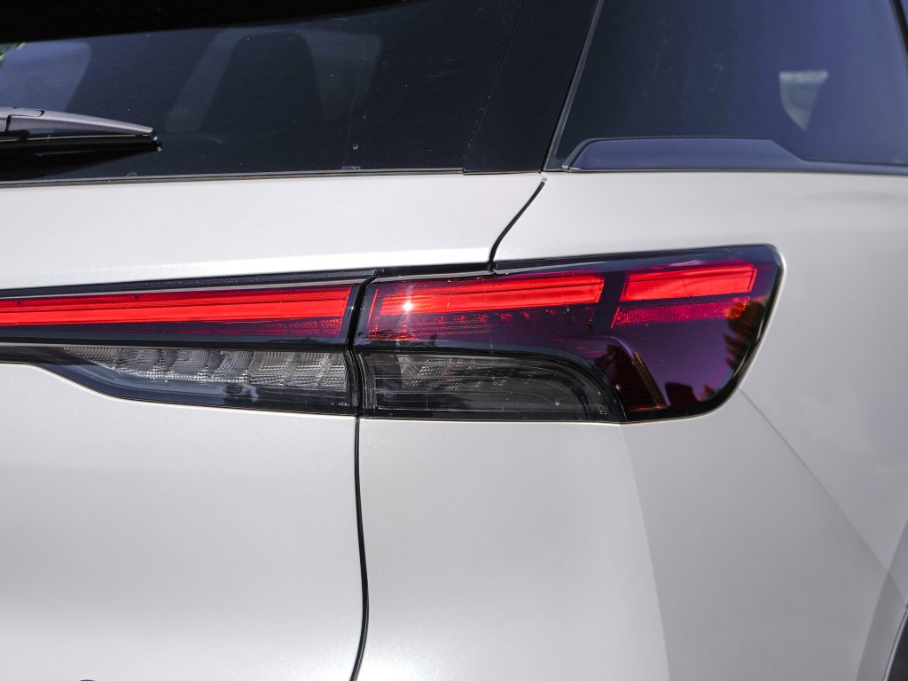 New 2027 2T RAD WHT INFINITI Sport AWD image 15