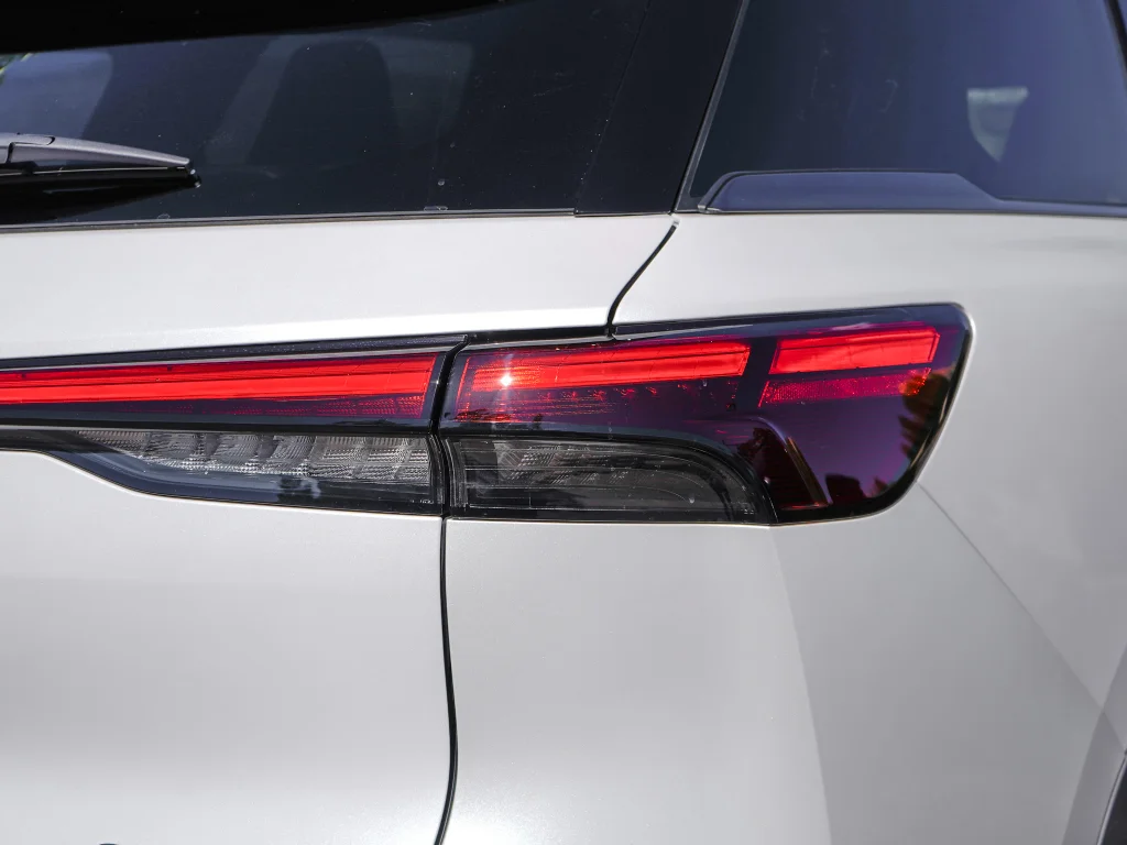 New 2027 2T RAD WHT INFINITI Sport AWD image 15