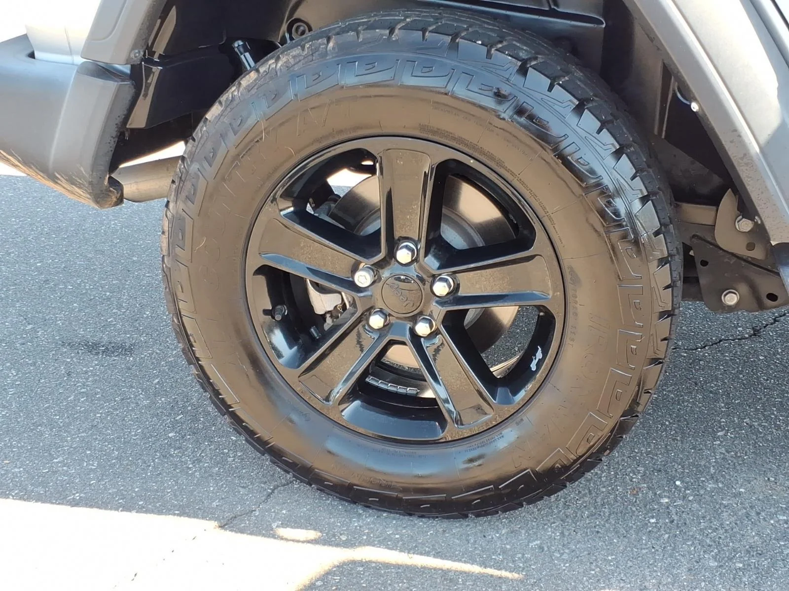 Used 2023 Silver Zynith Clearcoat Jeep Sport Altitude image 11