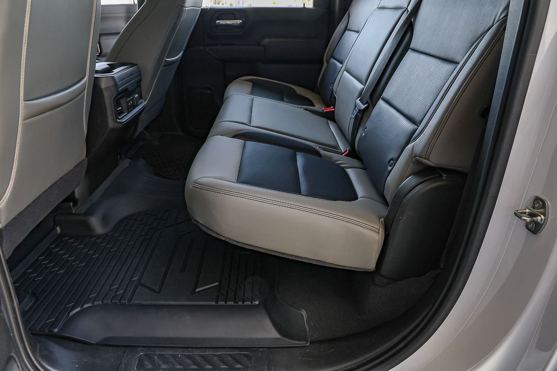 Used 2022 White Chevrolet LT image 28