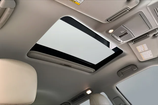 Used 2019 White Nissan SL image 25