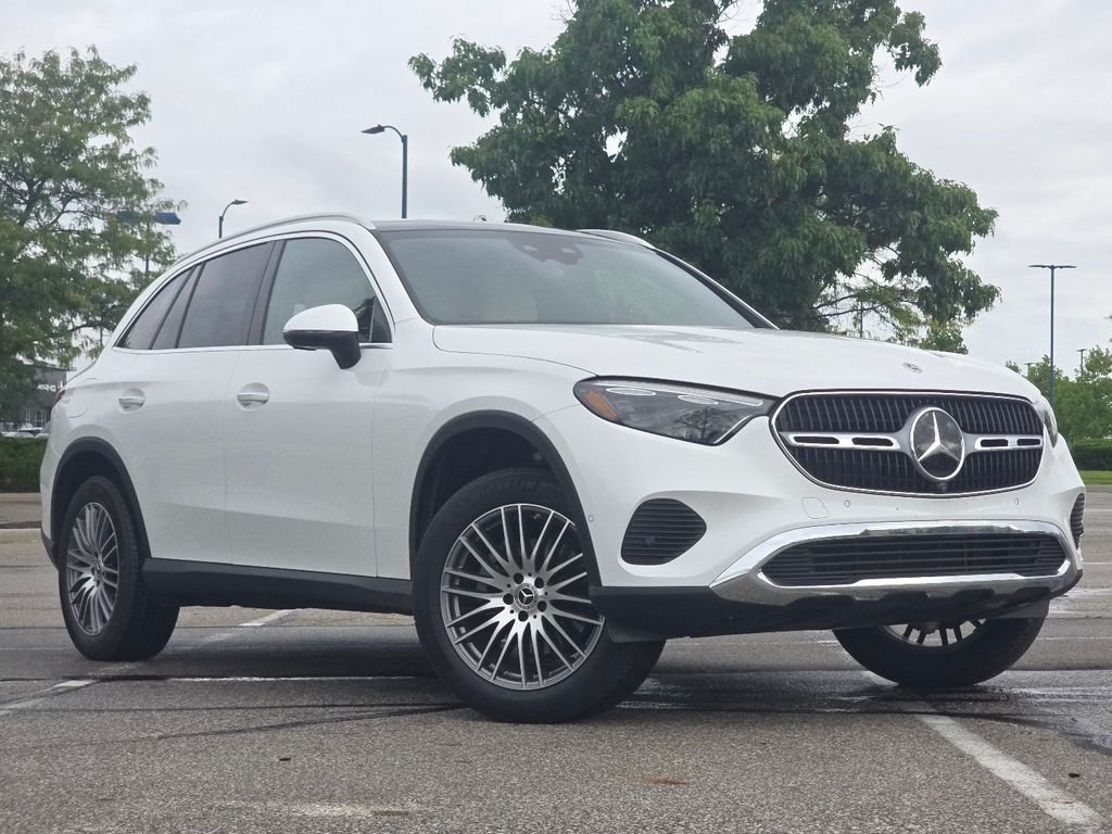 Certified Used 2026 Moonlight White Metallic Mercedes-Benz GLC 300 image 2