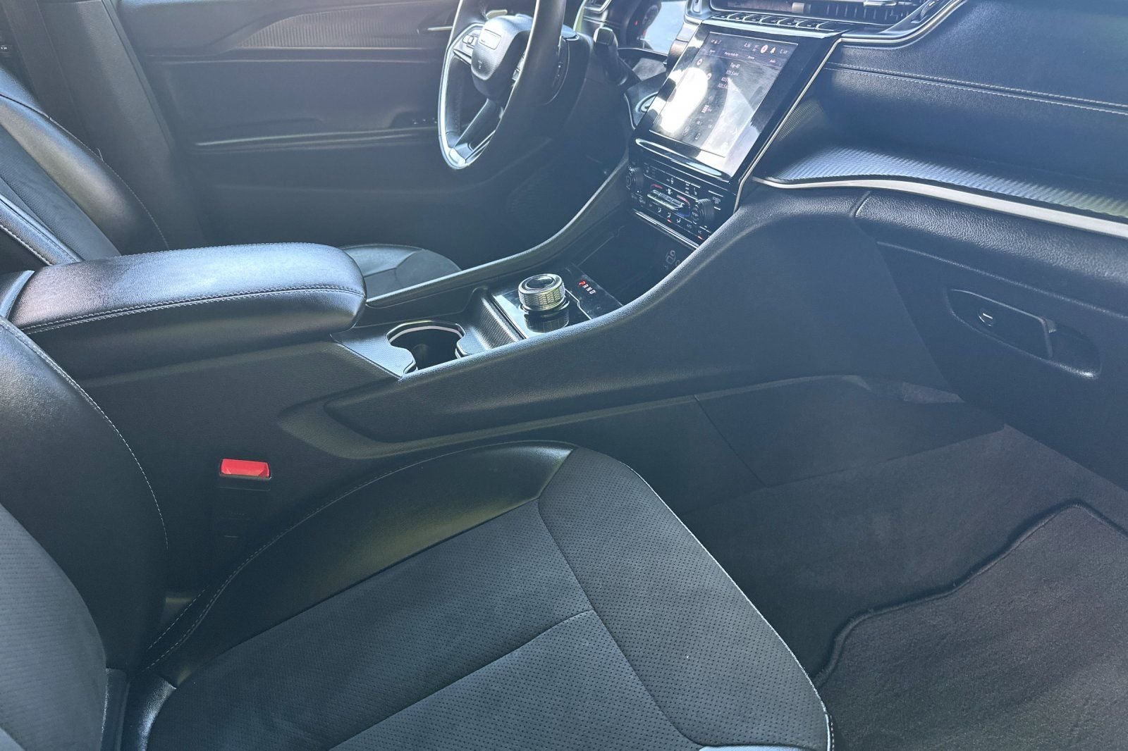 Used 2023 Black Jeep Altitude image 17