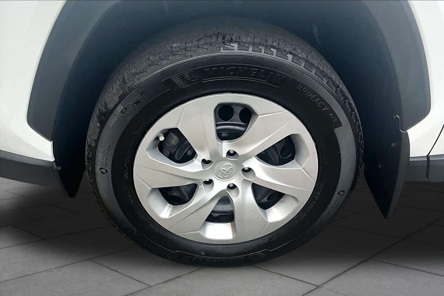 Used 2023 Ice Cap Toyota LE image 11