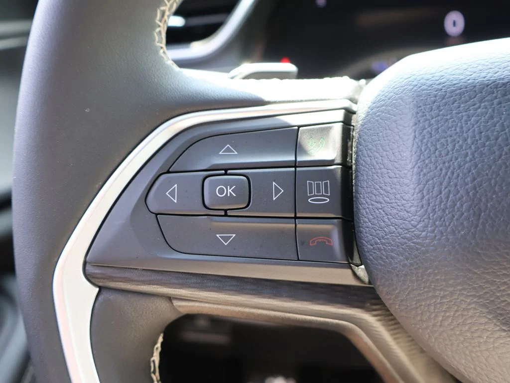 Used 2024 White Jeep Altitude image 25