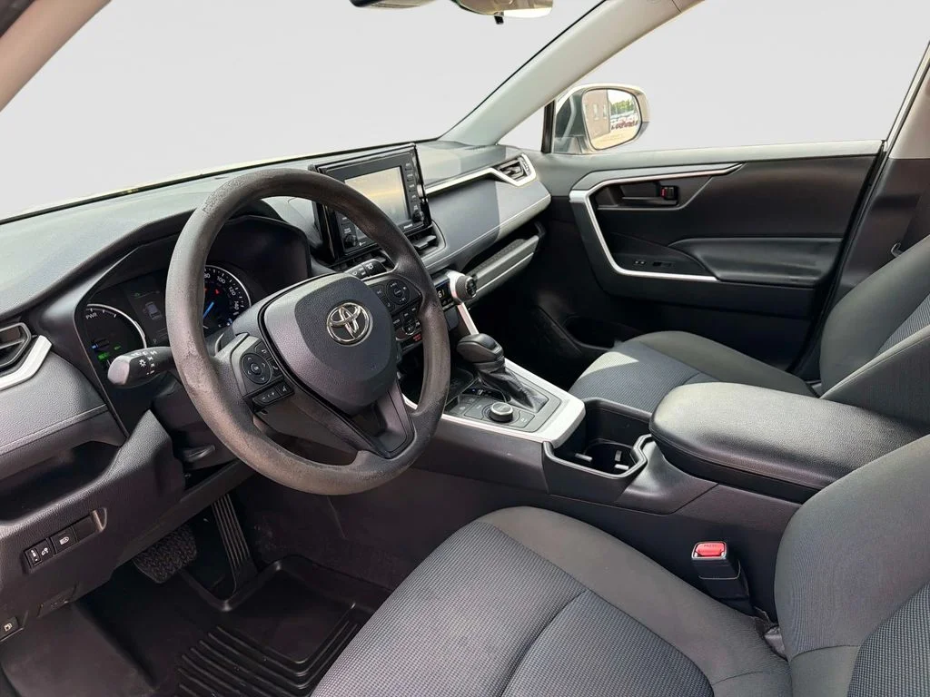 Used 2022 White Toyota LE image 21