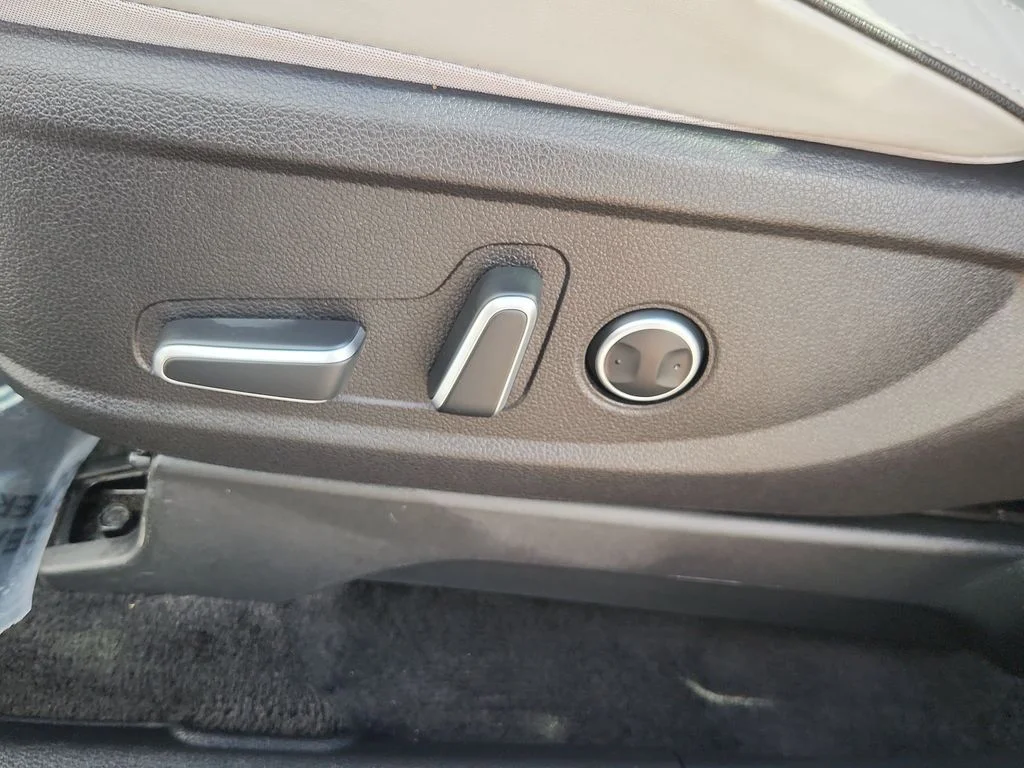 Used 2025 Silver Hyundai SEL image 8