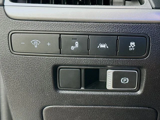 Certified Used 2022 White Hyundai SE image 20