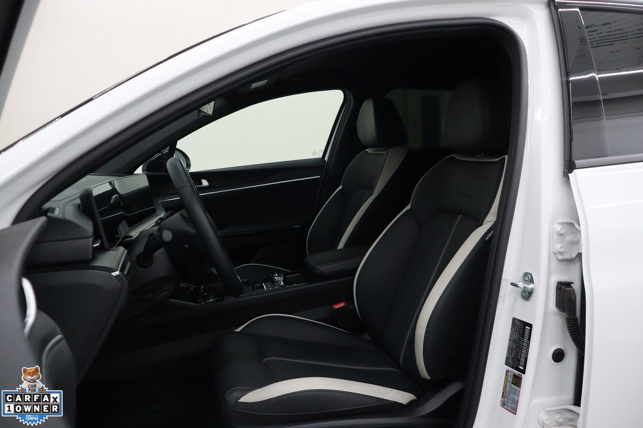 Used 2025 White Kia GT-Line image 11
