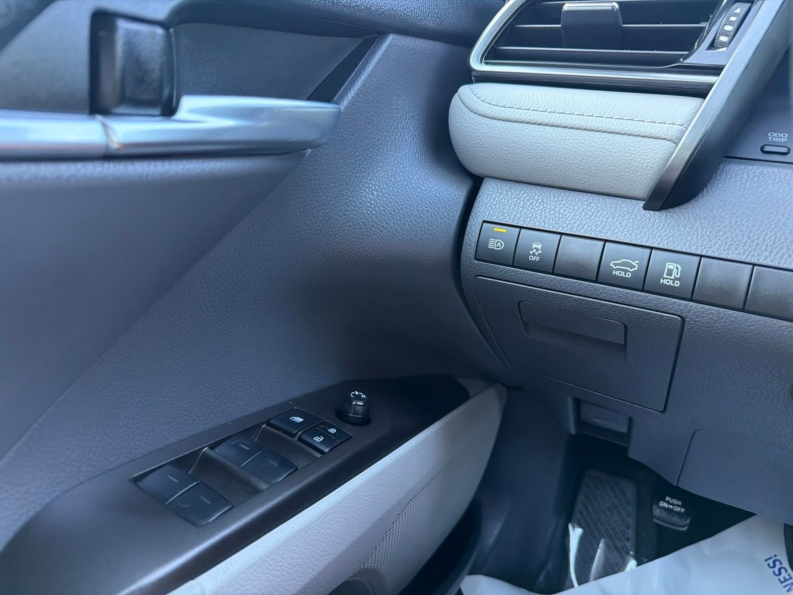 Used 2022 White Toyota LE image 19
