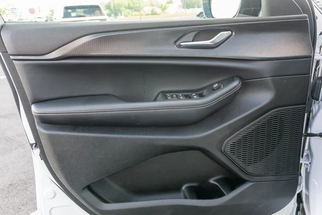 Used 2025 White Jeep Altitude X image 18