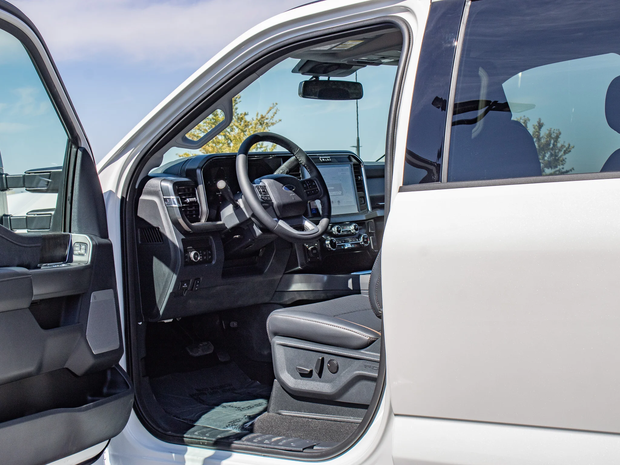 New 2026 Star White Metallic Tri-Coat Ford F-250® Lariat® image 27