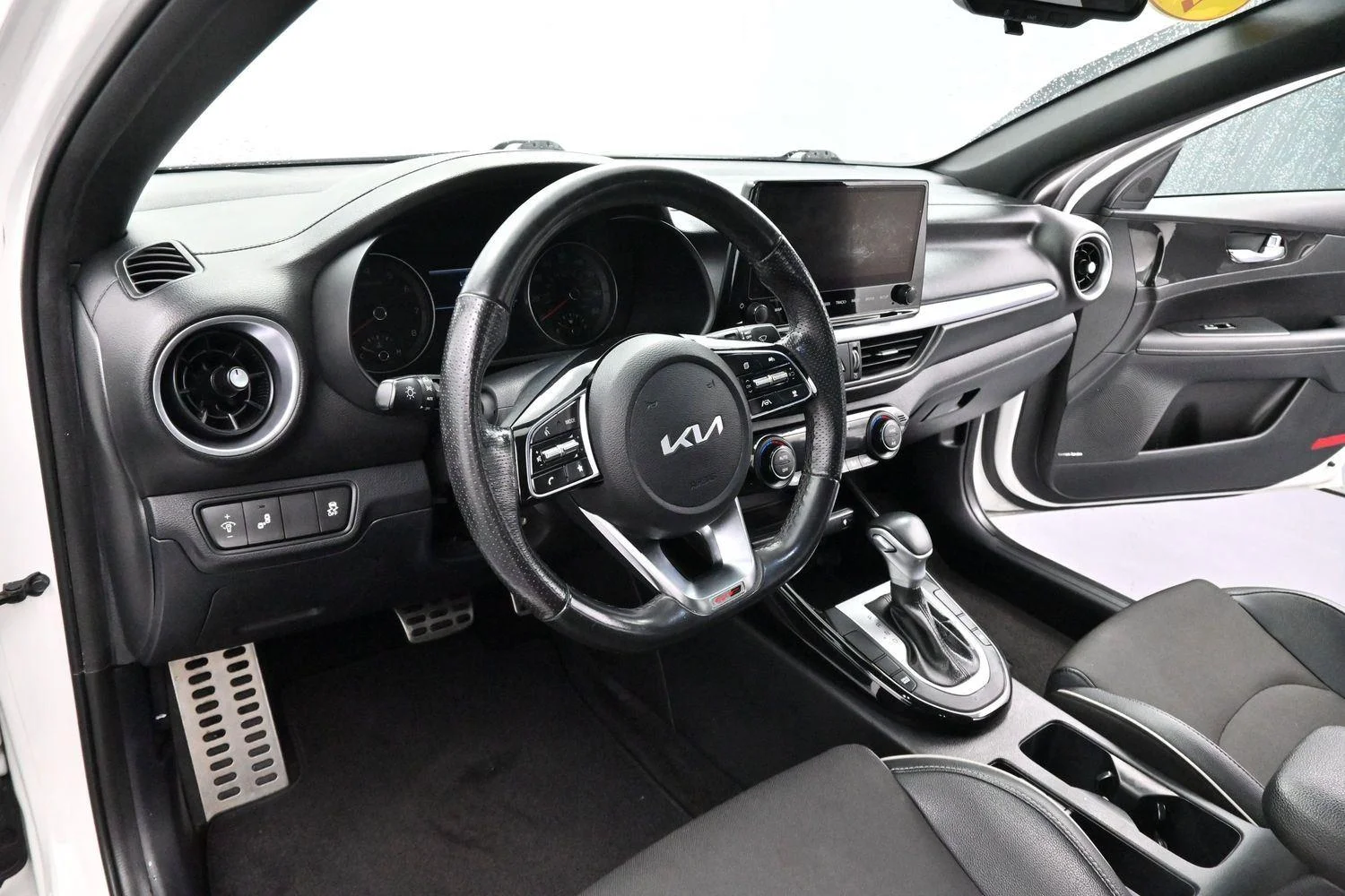 Used 2022 Snow White Pearl Kia GT-Line image 14