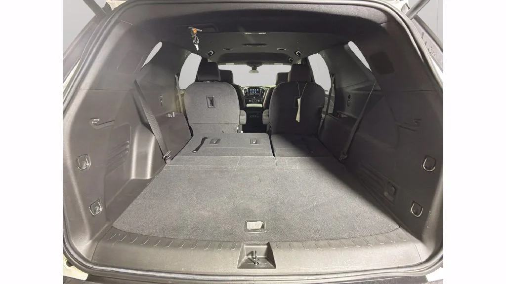 Used 2024 Summit White Chevrolet LT Cloth image 31