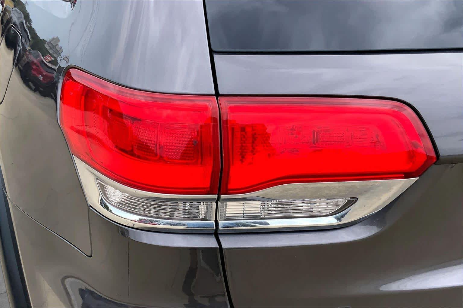 Used 2015 Granite Crystal Metallic Clearcoat Jeep Limited image 27