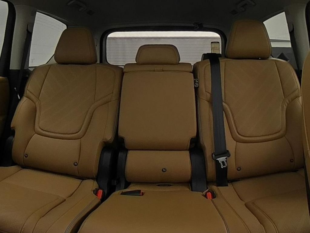 New 2026 RADIANT WHITE INFINITI Luxe 4WD image 23